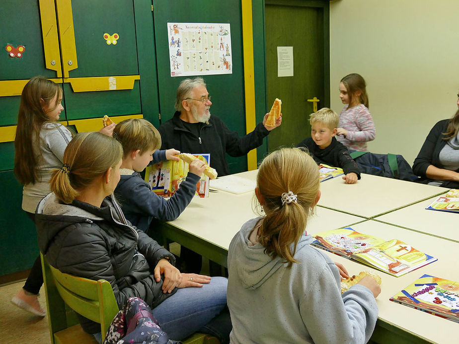 Symbolische Mantelteilung mit den Kommunionkindern (Foto: Karl-Franz Thiede)